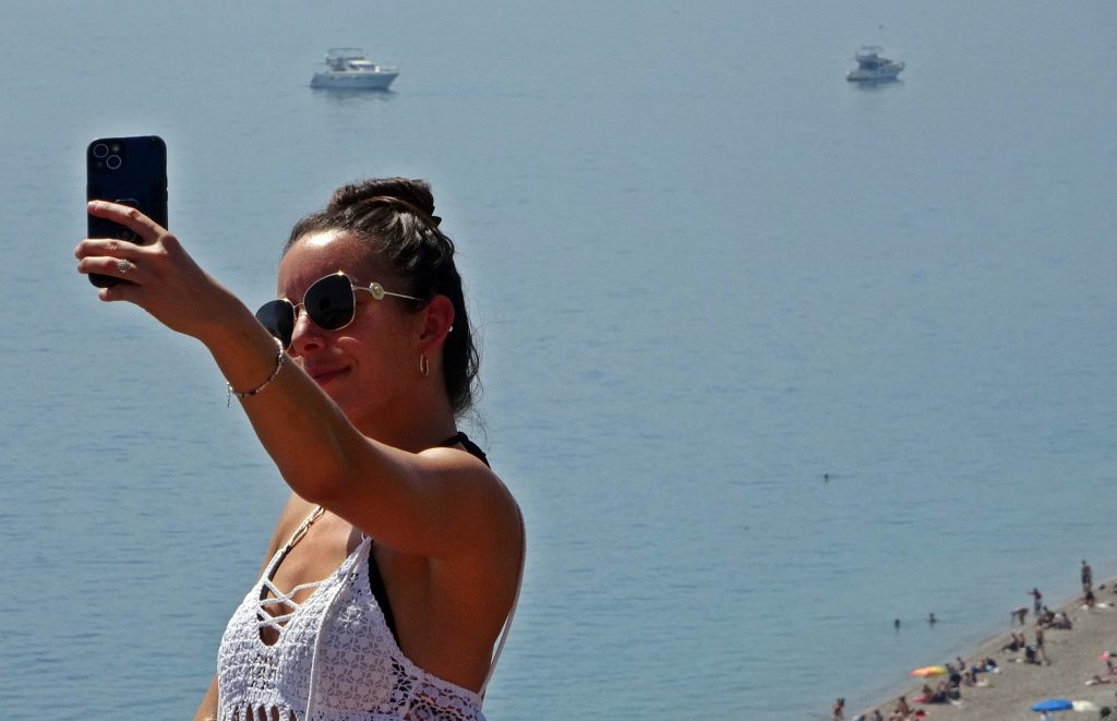 ANTALYA'DA KAR MANZARALI 32 DERECE, SAHİLLERİ YAZA DÖNDÜRDÜ HAVA SICAKLIĞININ 6 DERECE ARTMASIYLA TERMOMETRELER 32 DERECEYİ GÖSTERDİ, BEYDAĞLARI'NDAKİ KARLA BİRLİKTE İKİ MEVSİM AYNI ANDA YAŞANDI BUNALTICI SICAKTA VATANDAŞLAR VE TURİSTLER DENİZİN TADINI ÇIKARDI