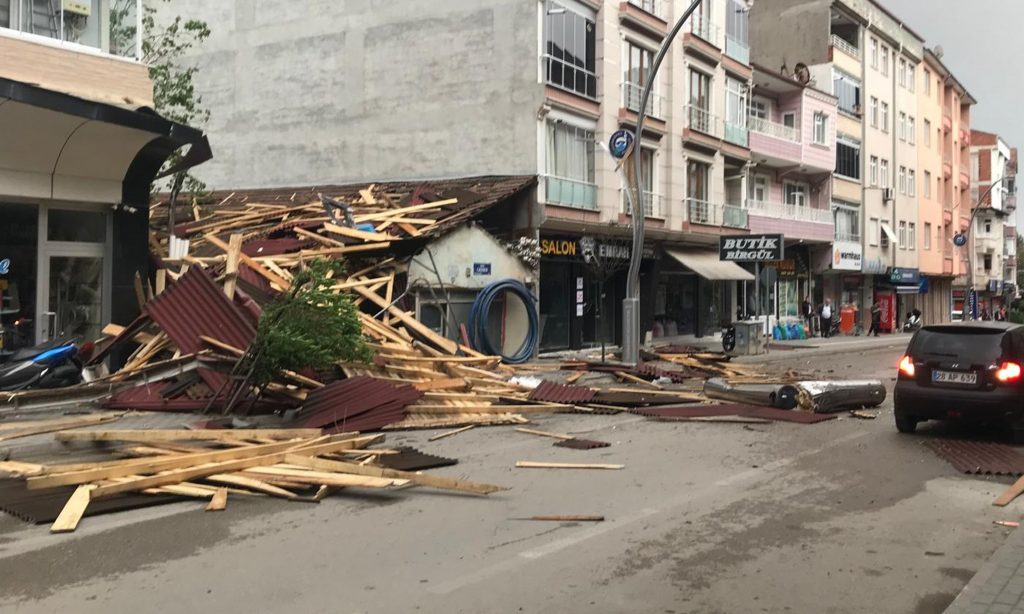 VEZİRKÖPRÜ'DE FIRTINA ÇATILARI UÇURDU