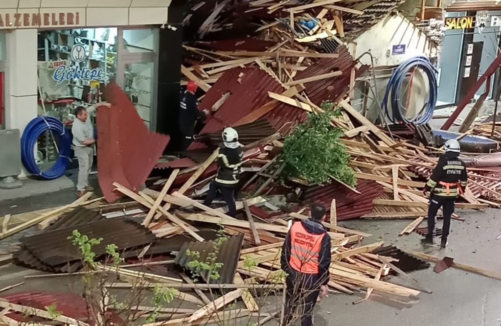VEZİRKÖPRÜ'DE FIRTINA ÇATILARI UÇURDU