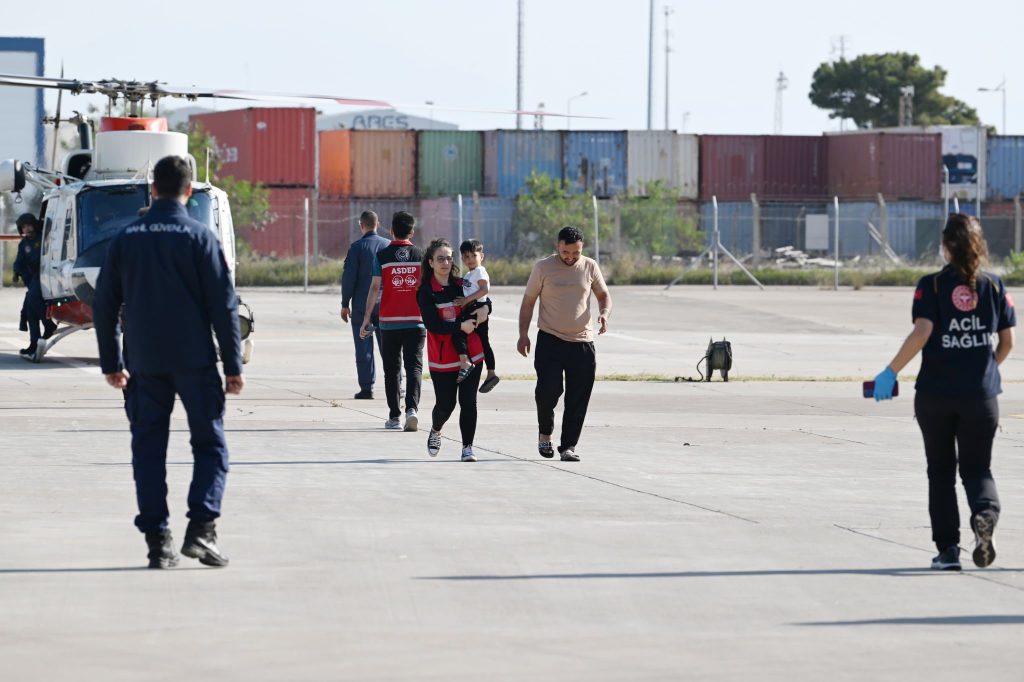 ANTALYA'DA TELEFERİK KAZASINDA HEYECANLI BEKLEYİŞ 137 KİŞİ KURTARILDI, MAHSUR KALANLARIN YAKINLARI GELECEK GÜZEL HABERLERİ BEKLİYOR FEVZİ KIZILAY: "KARDEŞİMİN ÇOCUKLARINI BEKLİYORUM, BİR AN ÖNCE KURTARILMASINI BEKLİYORUM"