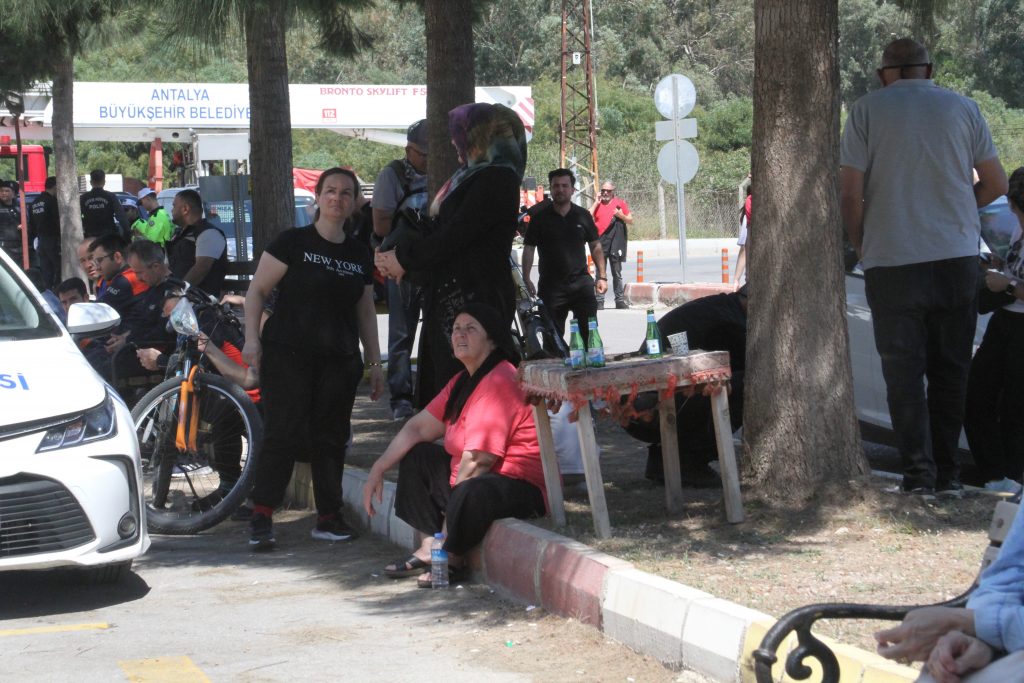 ANTALYA'DA TELEFERİK KAZASINDA HEYECANLI BEKLEYİŞ 137 KİŞİ KURTARILDI, MAHSUR KALANLARIN YAKINLARI GELECEK GÜZEL HABERLERİ BEKLİYOR FEVZİ KIZILAY: "KARDEŞİMİN ÇOCUKLARINI BEKLİYORUM, BİR AN ÖNCE KURTARILMASINI BEKLİYORUM"