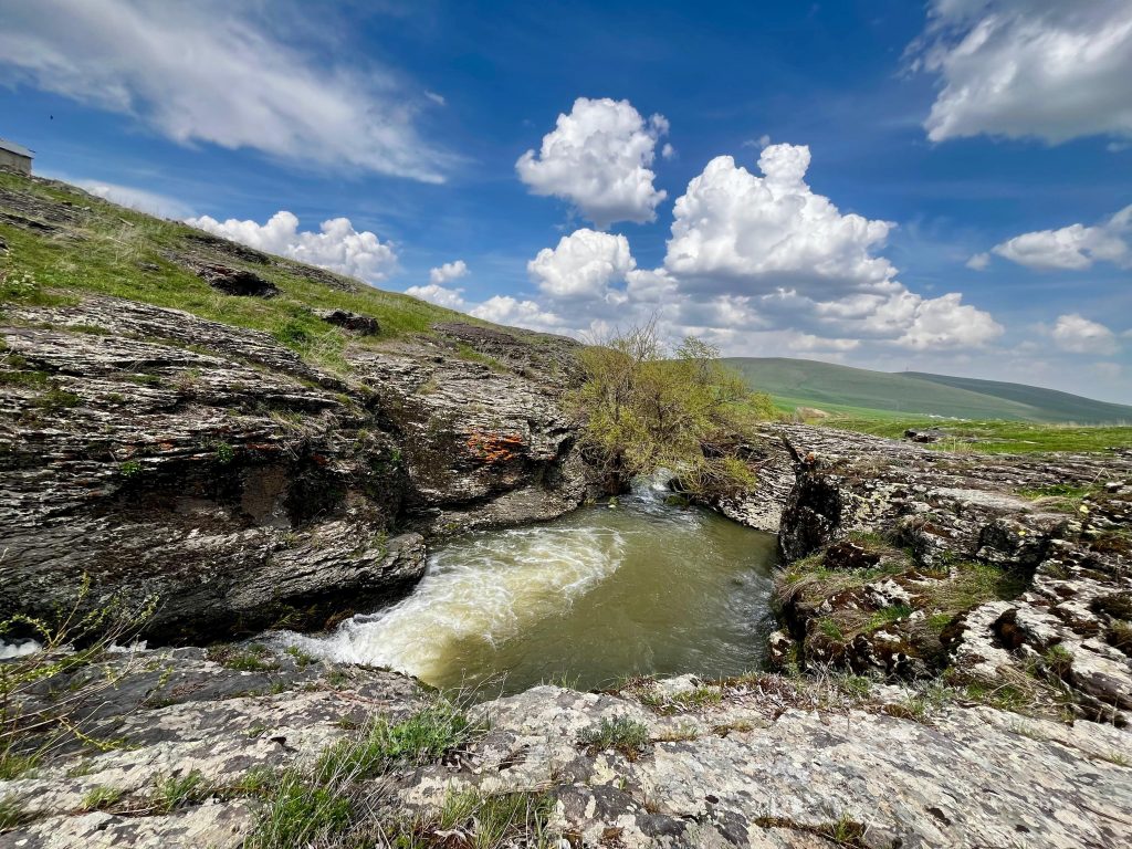 AĞRI'DA BAHARLA BİRLİKTE CANLANAN DOĞA GÖZ KAMAŞTIRDI
