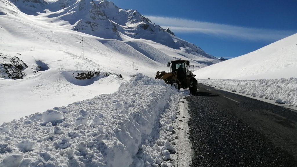 VAN'DA İKİ MEVSİM BİR ARADA YÜKSEK KESİMLERDE METRELERCE KAR KÜTLELERİ DURURKEN, ŞEHİR MERKEZİNDE İSE RENGARENK ÇİÇEKLER ZİYARETÇİLERİN AKININA UĞRUYOR
