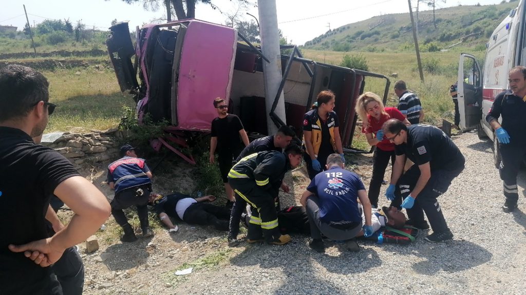 SAFARİ KAZASINDA CAN PAZARI: 12'Sİ TURİST 15 YARALI SAFARİ ARAÇLARI ÇARPIŞTI, ARAÇLARDAN FIRLAYAN YOLCULAR YOLA SAVRULDU ACI İÇERİSİNDE KIVRANAN YARALILARA İLK MÜDAHALE OLAY YERİNDE YAPILDI