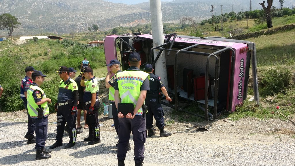 SAFARİ KAZASINDA CAN PAZARI: 12'Sİ TURİST 15 YARALI SAFARİ ARAÇLARI ÇARPIŞTI, ARAÇLARDAN FIRLAYAN YOLCULAR YOLA SAVRULDU ACI İÇERİSİNDE KIVRANAN YARALILARA İLK MÜDAHALE OLAY YERİNDE YAPILDI