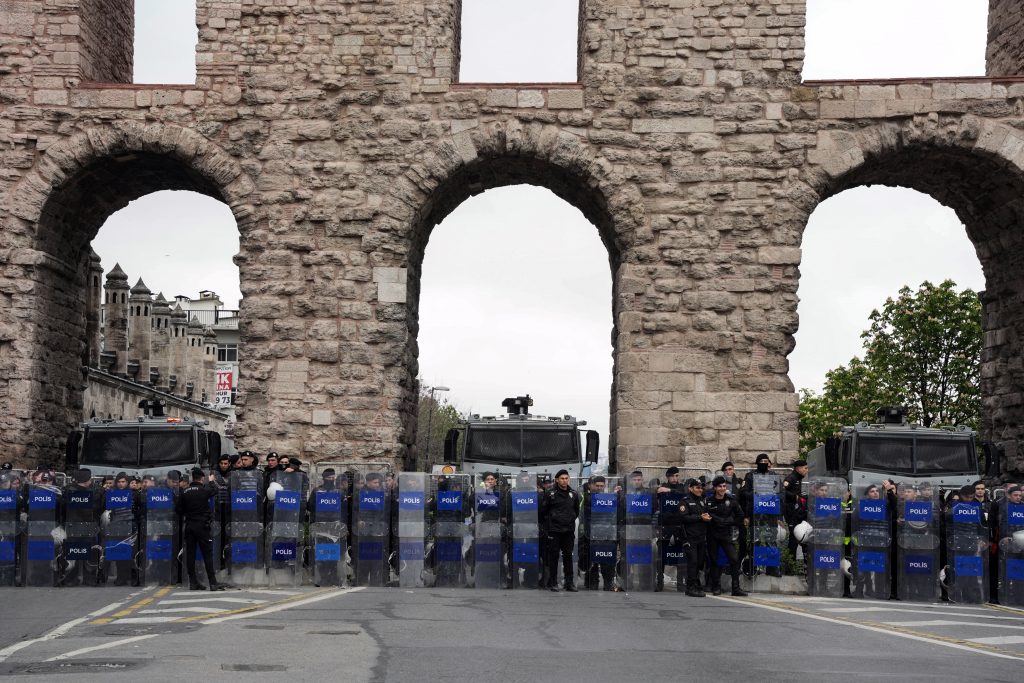 SARAÇHANE'DE 1 MAYIS MÜDAHALESİ FOTOĞRAF KARELERİNE YANSIDI