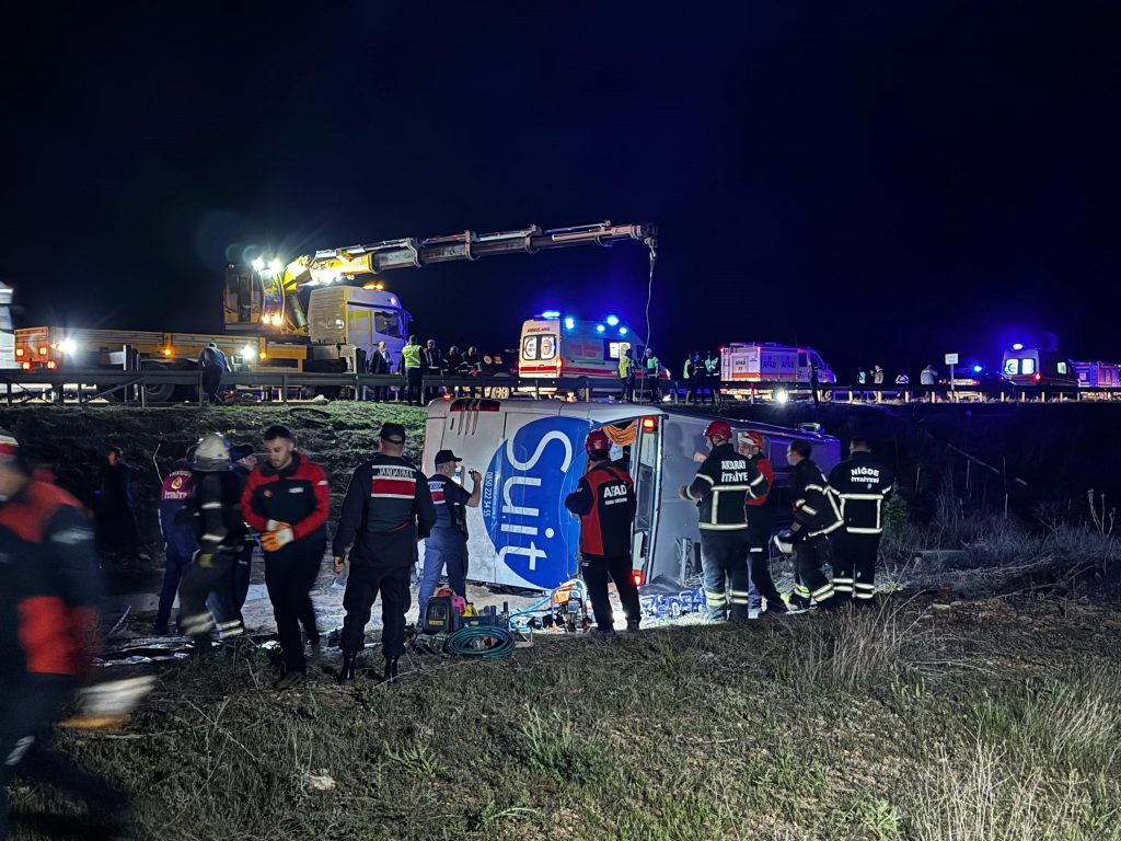 NİĞDE - ANKARA OTOYOLU'NDA OTOBÜS ŞARAMPOLE DEVRİLDİ: 2 ÖLÜ, 40 YARALI