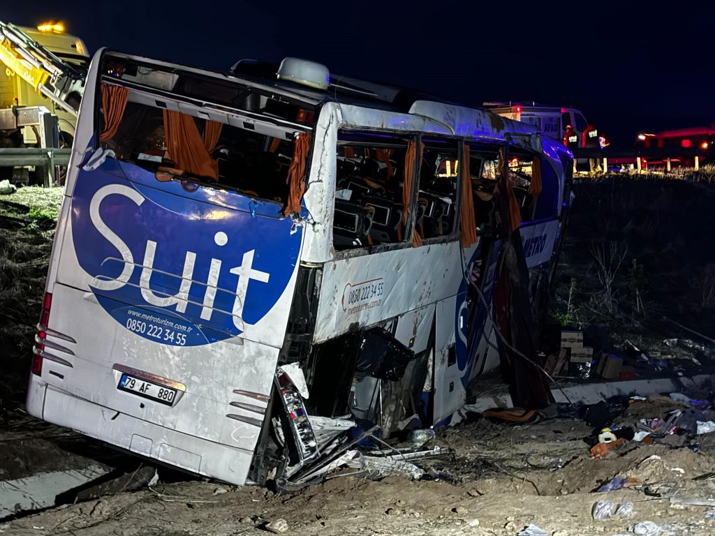 NİĞDE - ANKARA OTOYOLU'NDA OTOBÜS ŞARAMPOLE DEVRİLDİ: 2 ÖLÜ, 40 YARALI