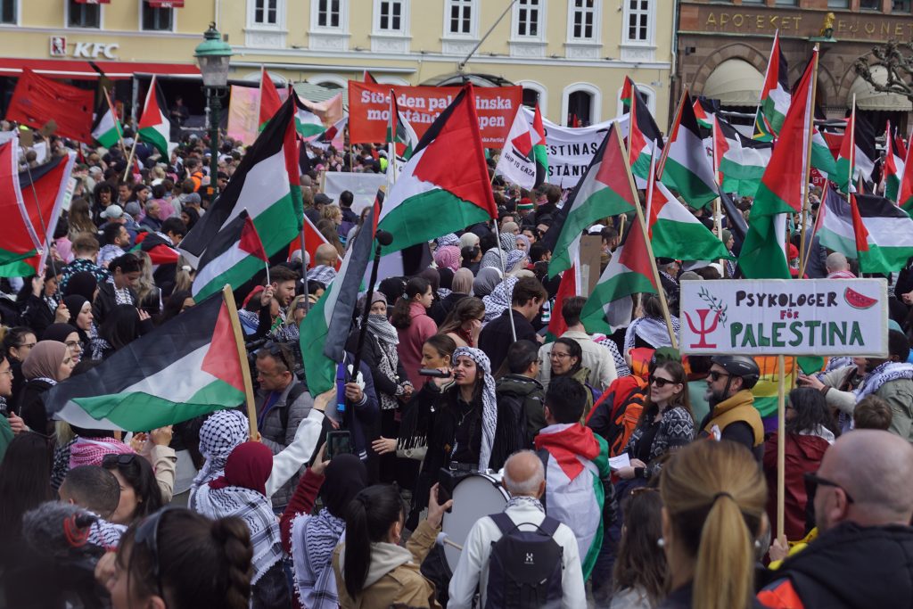 İSVEÇ'TE BİNLERCE KİŞİ İSRAİL'İN EUROVİSİON'DA YARIŞMASINI PROTESTO ETTİ