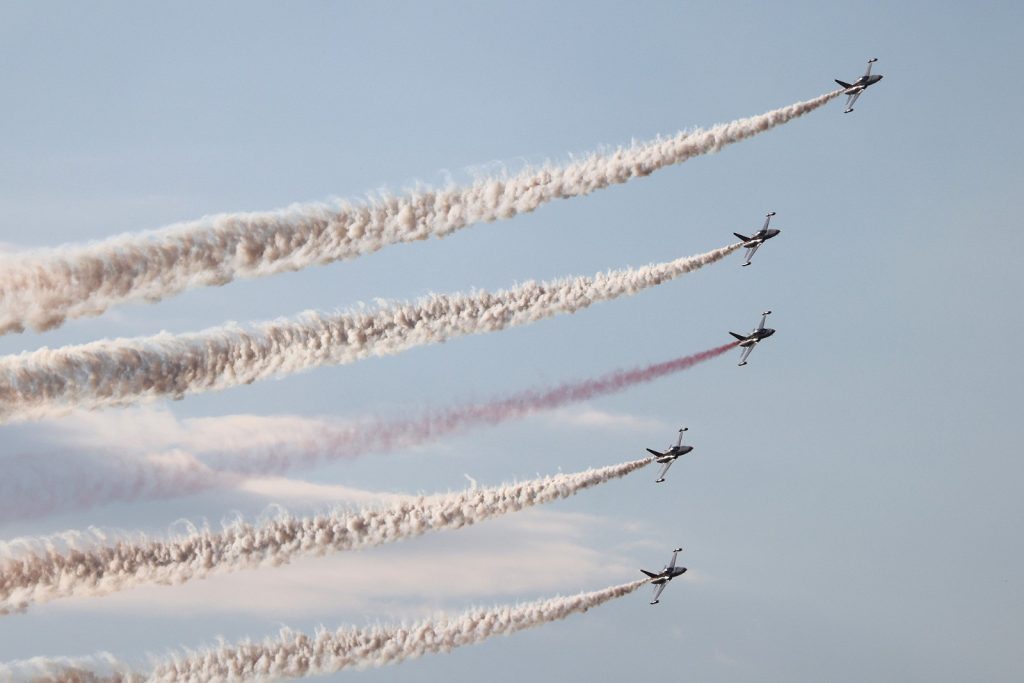 TÜRK YILDIZLARI'NIN GÖSTERİSİ NEFESLERİ KESTİ KARAMAN'DA 747. TÜRK DİL BAYRAMI VE YUNUS EMRE'Yİ ANMA ETKİNLİKLERİNİN SON GÜNÜNDE GÖSTERİ UÇUŞU YAPAN TÜRK YILDIZLARINI BİNLERCE KİŞİ İZLEDİ