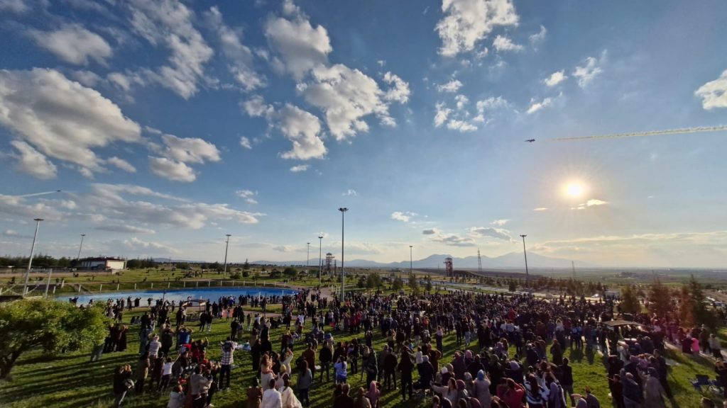 TÜRK YILDIZLARI'NIN GÖSTERİSİ NEFESLERİ KESTİ KARAMAN'DA 747. TÜRK DİL BAYRAMI VE YUNUS EMRE'Yİ ANMA ETKİNLİKLERİNİN SON GÜNÜNDE GÖSTERİ UÇUŞU YAPAN TÜRK YILDIZLARINI BİNLERCE KİŞİ İZLEDİ