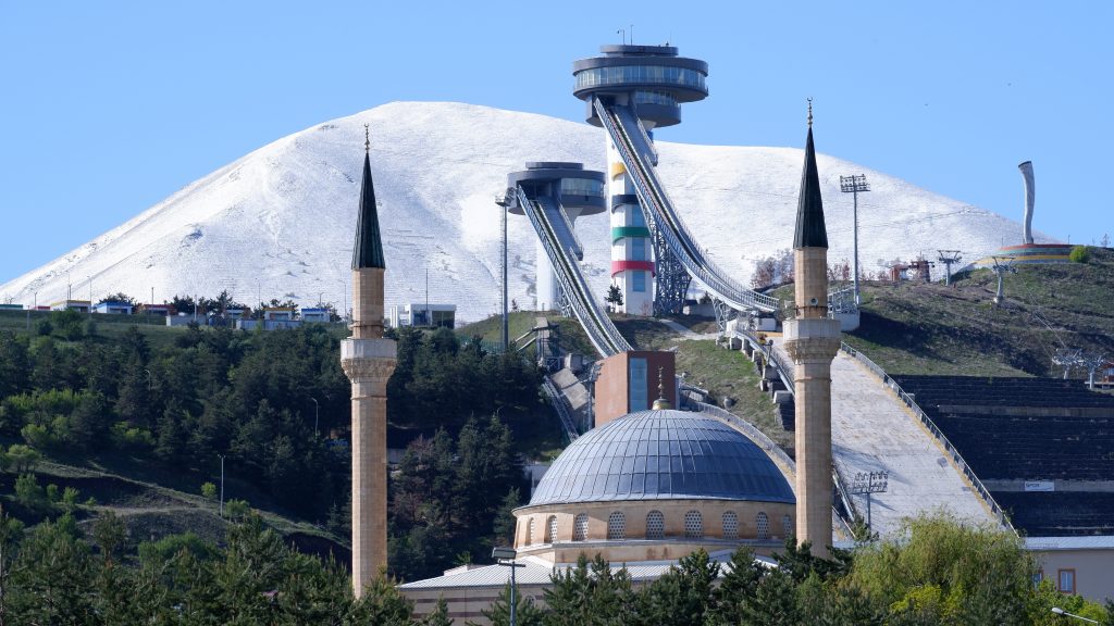 PALANDÖKEN BEYAZLARA BÜRÜNDÜ DOĞU ANADOLU GÖZLEMEVİ'NDE GECE TERMOMETRE -6'YI GÖSTERDİ