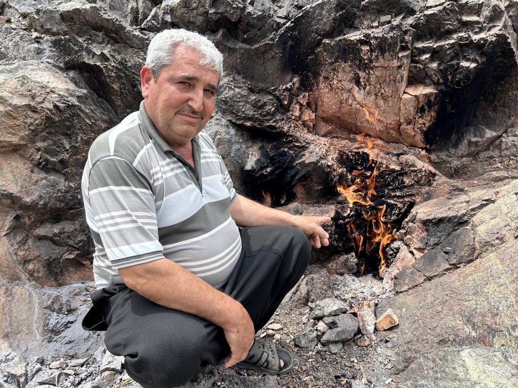 YILLARDIR YANMAYA DEVAM EDEN AMANOS DAĞI ETEĞİNDEKİ TAŞ, İLGİ ÇEKİYOR BÖLGE SAKİNİ MUSTAFA KALE: "BU KÖYDE HİÇ KİMSE YANAN TAŞIN NE ZAMAN YANMAYA BAŞLADIĞINI BİLMEZ"