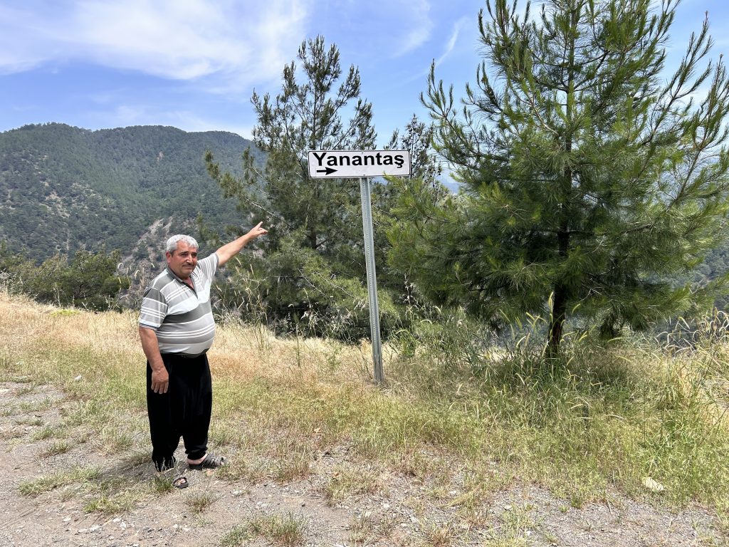 YILLARDIR YANMAYA DEVAM EDEN AMANOS DAĞI ETEĞİNDEKİ TAŞ, İLGİ ÇEKİYOR BÖLGE SAKİNİ MUSTAFA KALE: "BU KÖYDE HİÇ KİMSE YANAN TAŞIN NE ZAMAN YANMAYA BAŞLADIĞINI BİLMEZ"