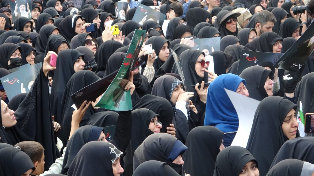 İRAN'DA HALK REİSİ'Yİ ANMAK İÇİN TOPLANDI