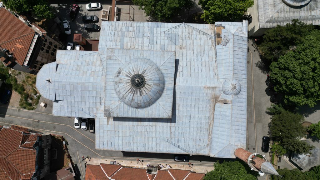 658 YILLIK TARİHİ CAMİ UCUBE YAPILARIN ARASINDA KURTARILMAYI BEKLİYOR UNESCO KÜLTÜR MİRASI LİSTESİ'NDEKİ CAMİ ÇEVRESİNDEKİ BAKIMSIZLIK NEDENİYLE RUTUBET RİSKİYLE KARŞI KARŞIYA LODOSTA ÇATISI UÇAN 658 YILLIK 1'İNCİ MURAD HÜDAVENDİGAR CAMİİ, BAKIMSIZLIKTAN KENDİ HALİNE TERK EDİLDİ TARİHİ CAMİ ÇEVRESİNDEKİ YIKILMAYA YÜZ TUTMUŞ YAPILAR BÖLGEDEN TEMİZLENMEYİ BEKLİYOR