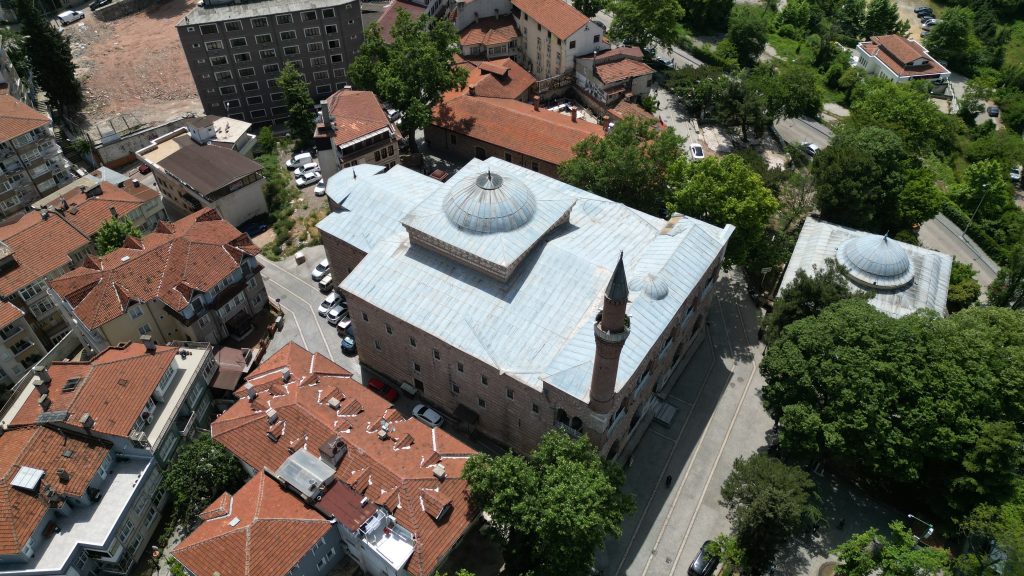 658 YILLIK TARİHİ CAMİ UCUBE YAPILARIN ARASINDA KURTARILMAYI BEKLİYOR UNESCO KÜLTÜR MİRASI LİSTESİ'NDEKİ CAMİ ÇEVRESİNDEKİ BAKIMSIZLIK NEDENİYLE RUTUBET RİSKİYLE KARŞI KARŞIYA LODOSTA ÇATISI UÇAN 658 YILLIK 1'İNCİ MURAD HÜDAVENDİGAR CAMİİ, BAKIMSIZLIKTAN KENDİ HALİNE TERK EDİLDİ TARİHİ CAMİ ÇEVRESİNDEKİ YIKILMAYA YÜZ TUTMUŞ YAPILAR BÖLGEDEN TEMİZLENMEYİ BEKLİYOR