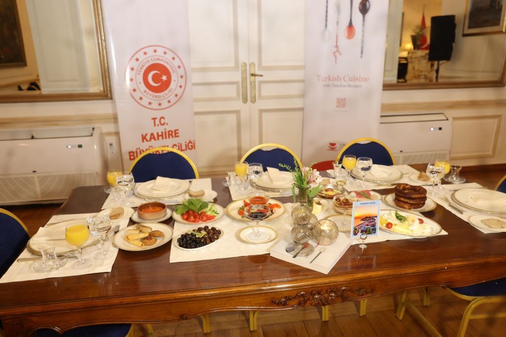 TÜRK VE MISIRLI GAZETECİLER KAHİRE'DE BULUŞTU