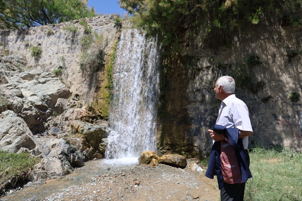 KURUYAN ŞELALE YAĞMUR SULARIYLA BİRLİKTE YENİDEN CANLANDI ELAZIĞ'DA YAĞIŞLAR ARTINCA ORTAYA ÇIKAN KOMDERE ŞELALESİNE BÜYÜK İLGİ MERKEZDE BULUNAN ŞELALENİN TURİZME KAZANDIRILMASI İSTENİYOR