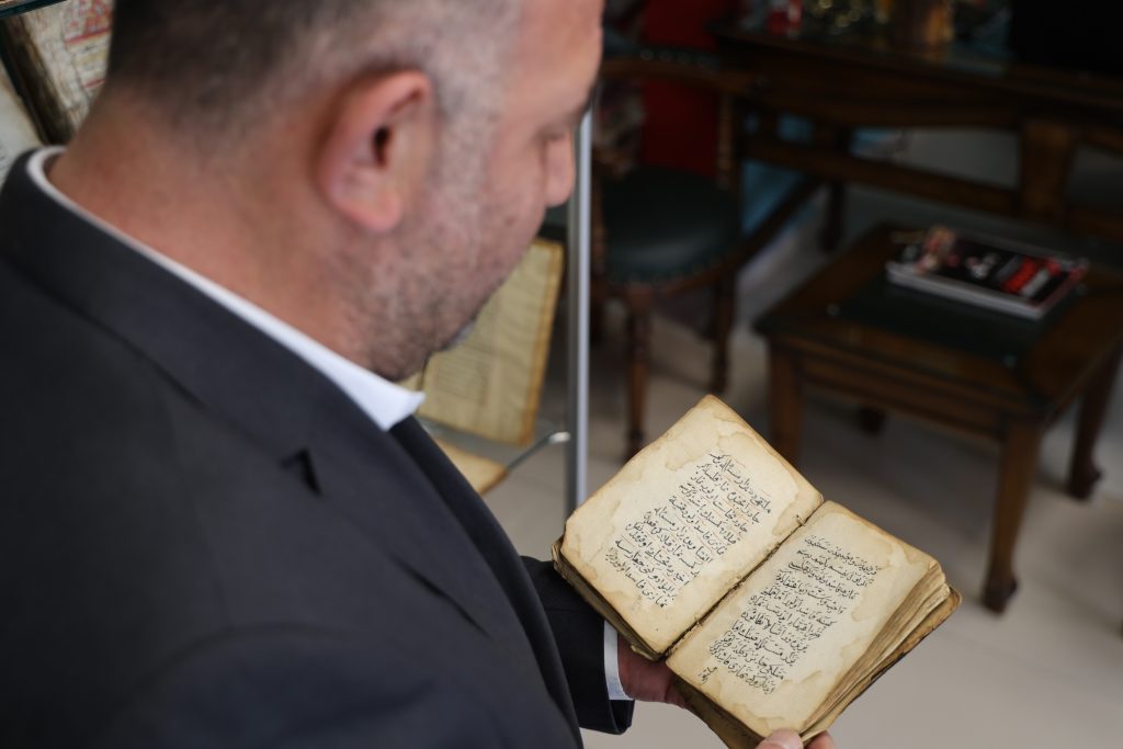 10 YAŞINDA BAŞLAYAN SEVGİ TUTKUYA DÖNÜŞTÜ, İŞ YERİNİ ADETA MÜZEYE ÇEVİRDİ