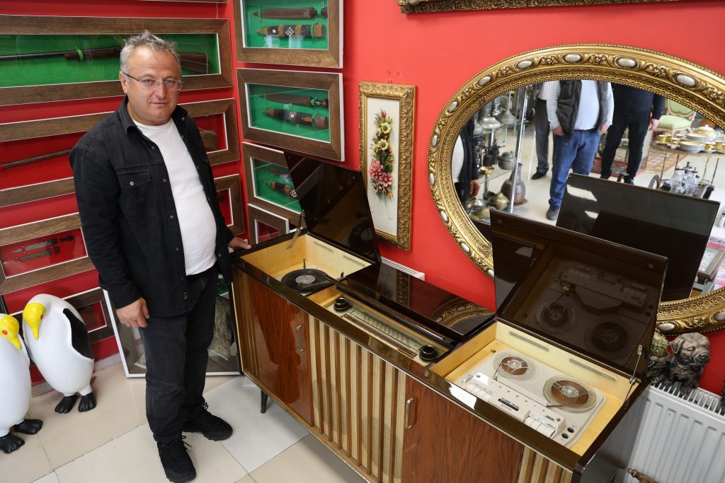 10 YAŞINDA BAŞLAYAN SEVGİ TUTKUYA DÖNÜŞTÜ, İŞ YERİNİ ADETA MÜZEYE ÇEVİRDİ