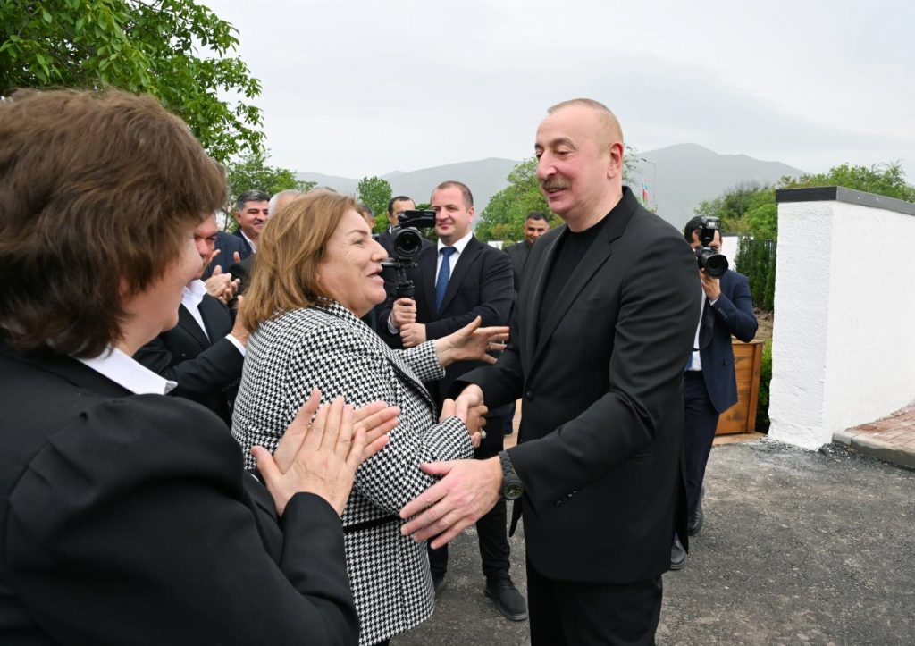 AZERBAYCAN CUMHURBAŞKANI ALİYEV, HOCALI'YA TAŞINAN HALKLA BİR ARAYA GELDİ ALİYEV: "ERMENİSTAN HOCALI'DA YAPTIĞI ZULMÜ KABUL ETMELİ VE BİZDEN ÖZÜR DİLEMELİDİR"