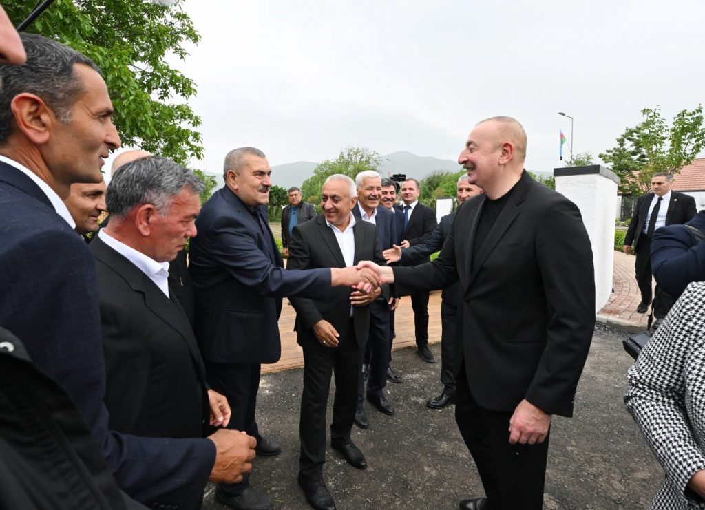 AZERBAYCAN CUMHURBAŞKANI ALİYEV, HOCALI'YA TAŞINAN HALKLA BİR ARAYA GELDİ ALİYEV: "ERMENİSTAN HOCALI'DA YAPTIĞI ZULMÜ KABUL ETMELİ VE BİZDEN ÖZÜR DİLEMELİDİR"