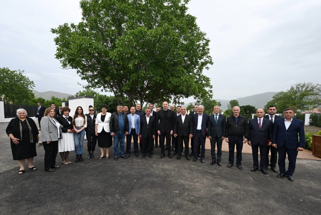 AZERBAYCAN CUMHURBAŞKANI ALİYEV, HOCALI'YA TAŞINAN HALKLA BİR ARAYA GELDİ ALİYEV: "ERMENİSTAN HOCALI'DA YAPTIĞI ZULMÜ KABUL ETMELİ VE BİZDEN ÖZÜR DİLEMELİDİR"