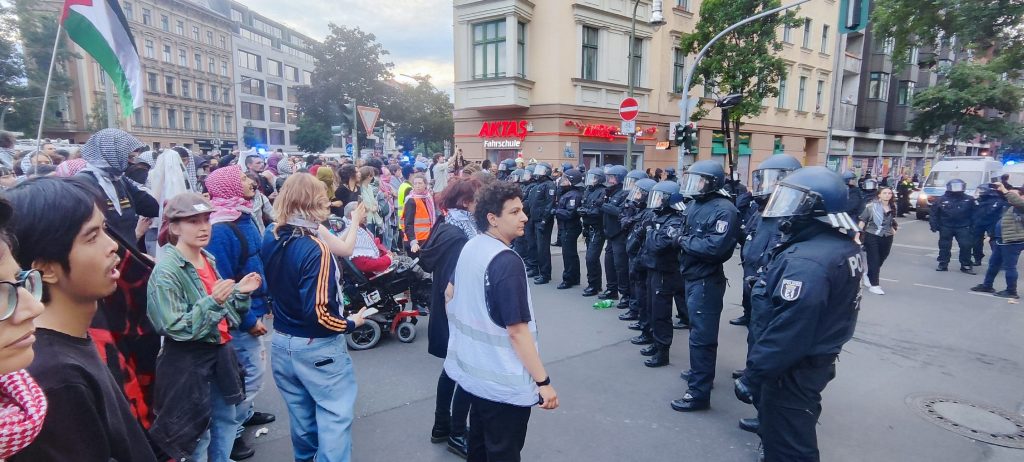 İSRAİL'İN REFAH'A YÖNELİK SALDIRILARI BERLİN'DE PROTESTO EDİLDİ