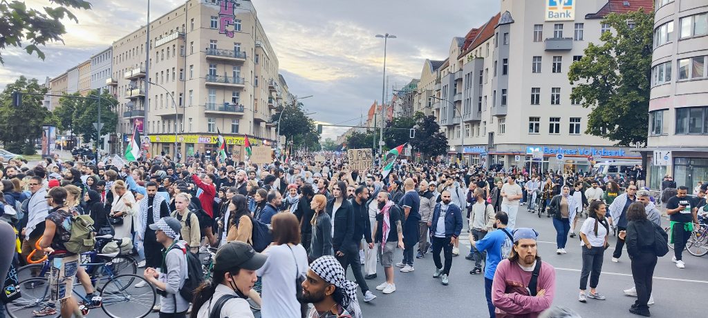 İSRAİL'İN REFAH'A YÖNELİK SALDIRILARI BERLİN'DE PROTESTO EDİLDİ