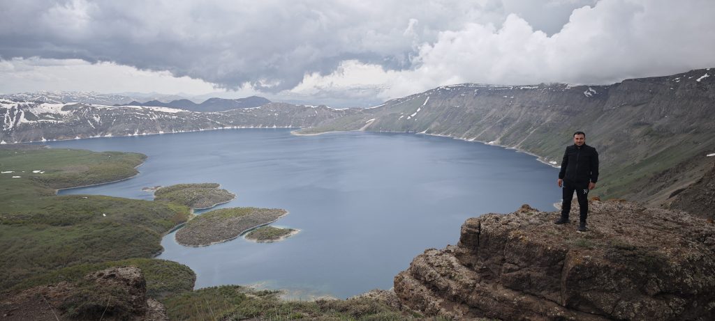 NEMRUT KRATER GÖLÜ'NDE BULUT GEÇİŞİ GÖRSEL ŞÖLEN OLUŞTURDU