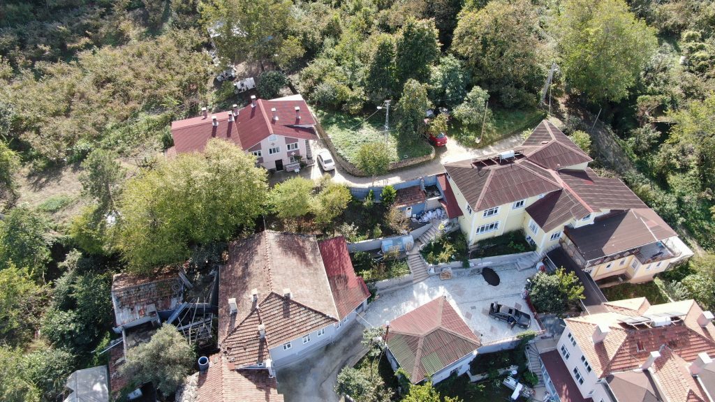 KASTAMONU'DA AYILAR İLÇEYİ MESKEN TUTTU KORKULARINDAN DIŞARI ÇIKAMAZ HALE GELDİLER, ÇAREYİ TEL ÖRGÜ ÇEKMEKTE BULDULAR