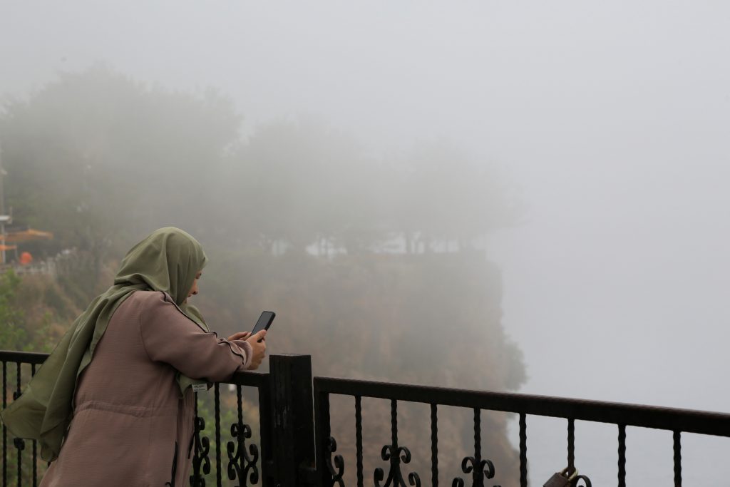 TURİZM KENTİNİ SİS YUTTU, GÖRÜNTÜYÜ GÖREN CEP TELEFONUNA SARILDI ANTALYA'DA YOĞUN SİS ETKİLİ OLUYOR HÜSEYİN KUTLU: "68 SENEDİR ANTALYA'DAYIM İLK DEFA BÖYLE BİR ŞEY GÖRÜYORUM"