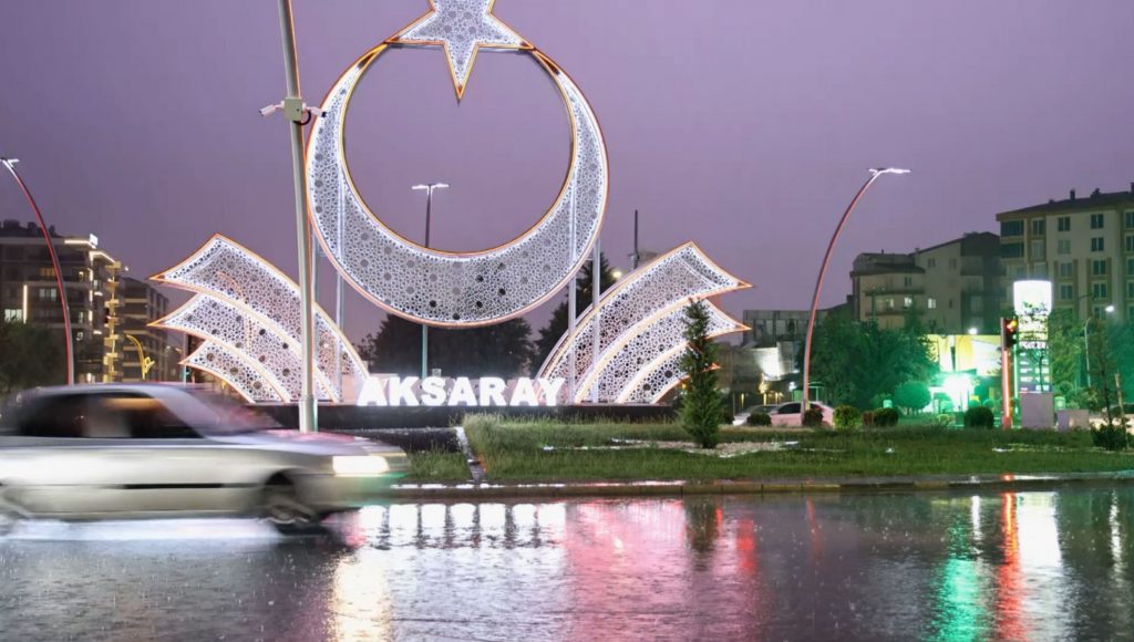 ŞİDDETLİ YAĞIŞ AKSARAY'DA SELE NEDEN OLDU YOLLAR VE TARIM ARAZİLERİ GÖLE DÖNDÜ, MELENDİZ ÇAYI TAŞIP PARK VE KAFELERİ YIKTI GEÇTİ