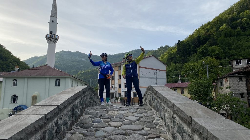 İRANLI BİSİKLETÇİLER 'DÜNYA YEŞİL KALSIN, SAVAŞ OLMASIN' DİYE PEDAL ÇEVİRDİLER