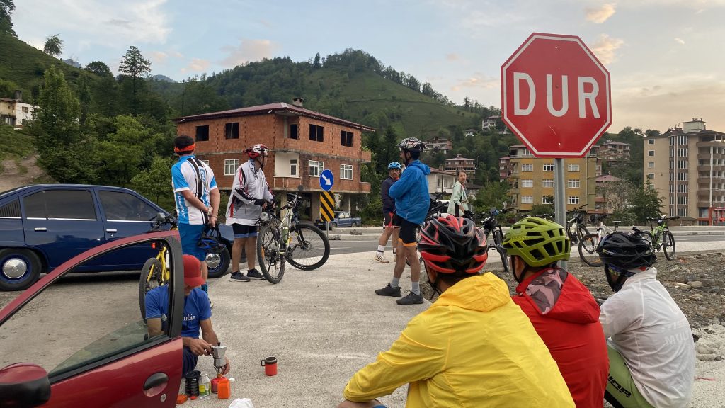 İRANLI BİSİKLETÇİLER 'DÜNYA YEŞİL KALSIN, SAVAŞ OLMASIN' DİYE PEDAL ÇEVİRDİLER