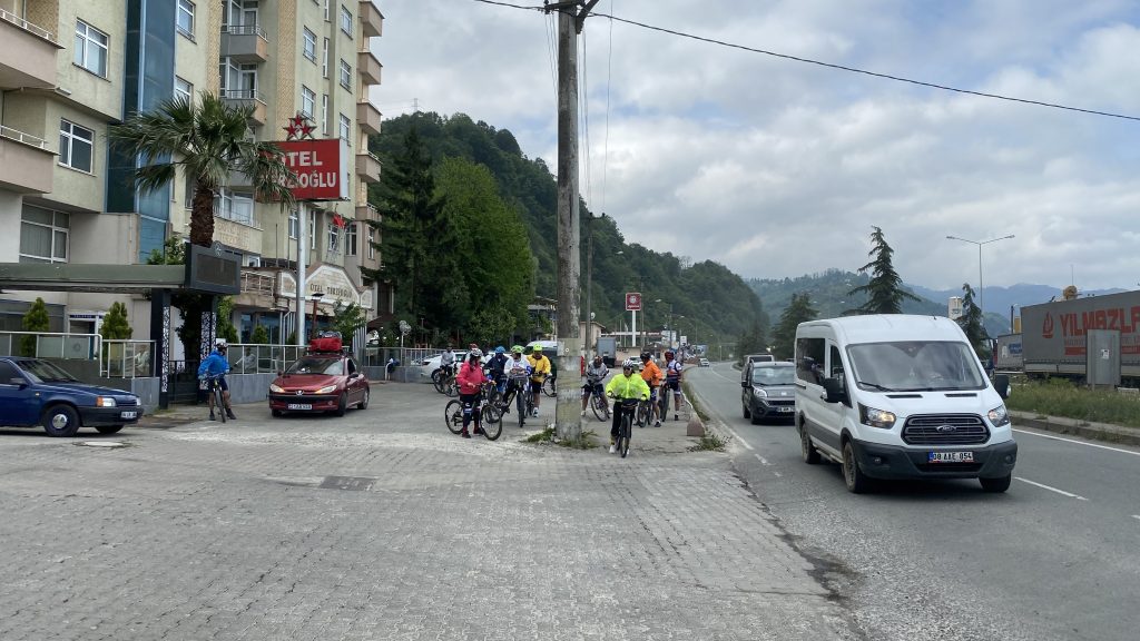 İRANLI BİSİKLETÇİLER 'DÜNYA YEŞİL KALSIN, SAVAŞ OLMASIN' DİYE PEDAL ÇEVİRDİLER