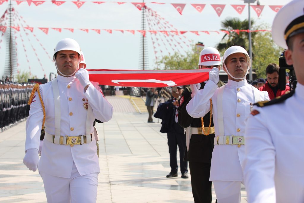 ATATÜRK'Ü TEMSİL EDEN BAYRAK KARAYA ÇIKTI