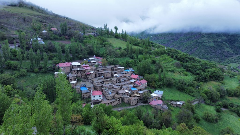 TAŞ EVLERİN SİS BULUTLARI ARASINDA KARTPOSTALLIK MANZARASI HAYRAN BIRAKTI
