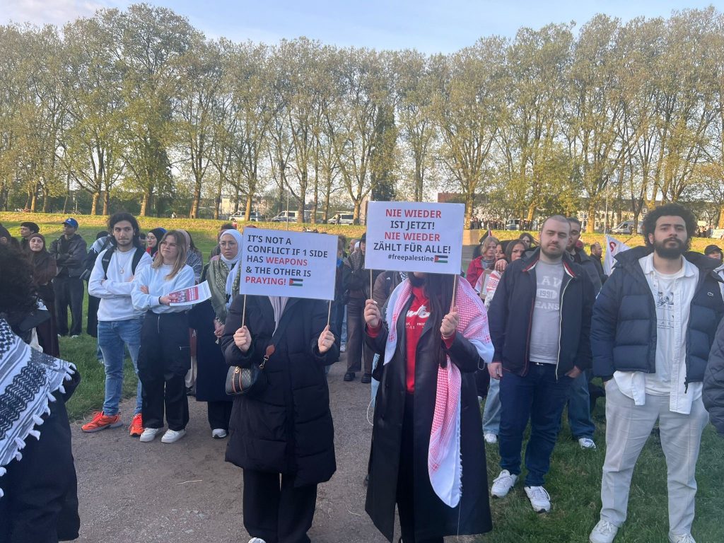 KÖLN ÜNİVERSİTESİ'NDE YÜZLERCE KİŞİDEN "FİLİSTİNLİLERİN YANINDAYIZ" MESAJI