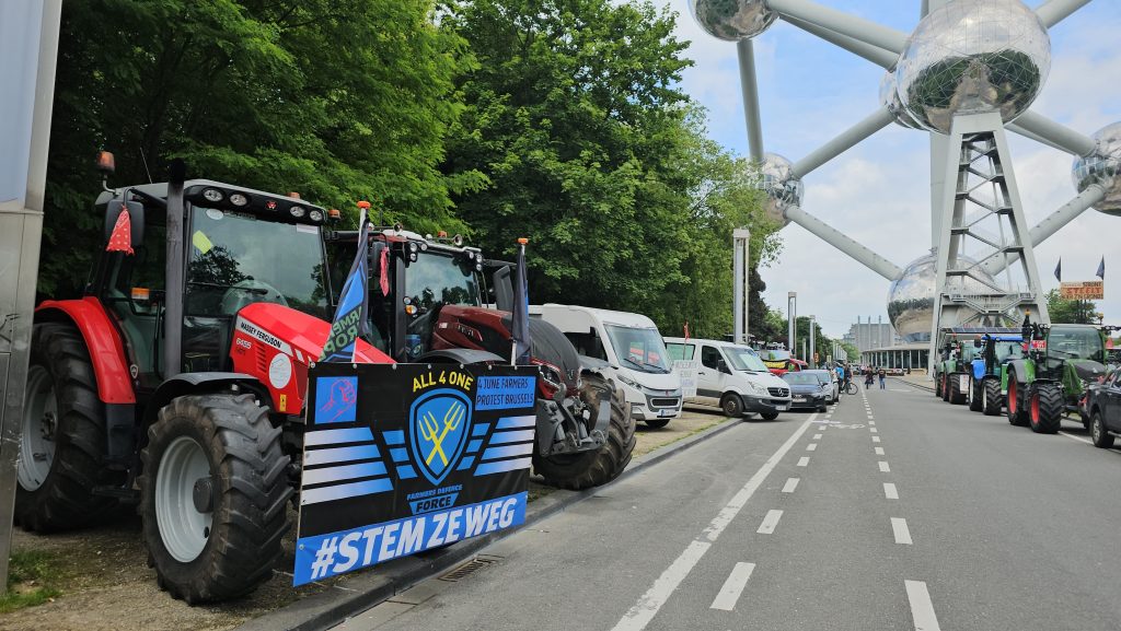 AVRUPALI ÇİFTÇİLERDEN BRÜKSEL'DE TRAKTÖRLÜ PROTESTO