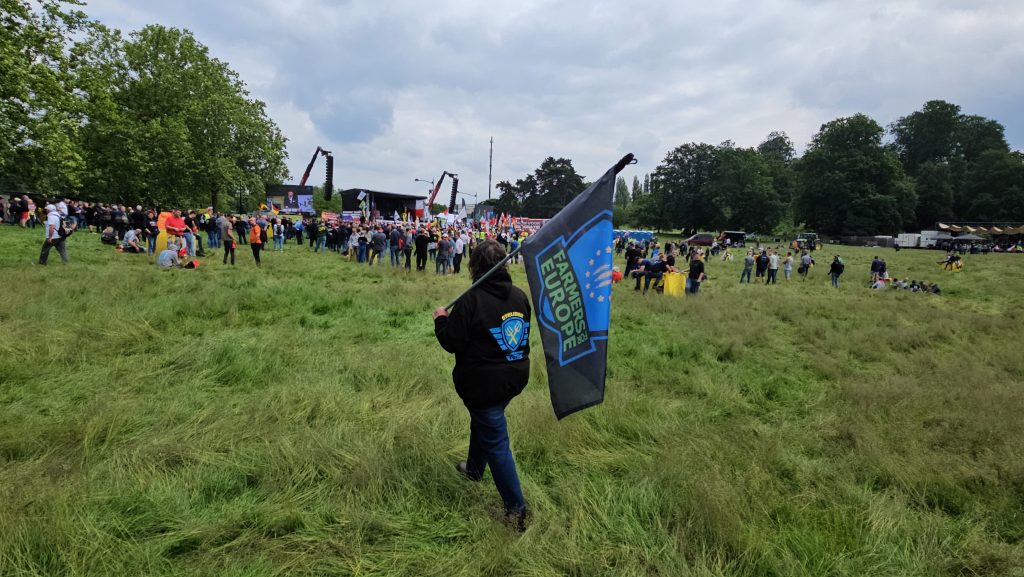 AVRUPALI ÇİFTÇİLERDEN BRÜKSEL'DE TRAKTÖRLÜ PROTESTO