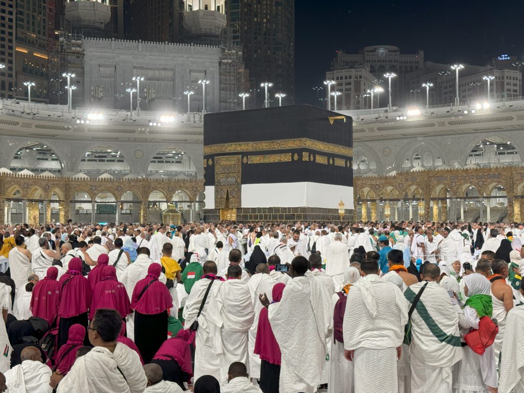 MİLYONLAR KABE'YE KAVUŞTU HAC İÇİN MEKKE'İ MÜKERREME'YE GELEN 3 MİLYONDAN FAZLA HACI ADAYININ BEYTULLAH'DAKİ İLK DUALARI, BOMBARDIMAN ALTINDAKİ FİLİSTİNLİ KARDEŞLERİ İÇİN OLDU