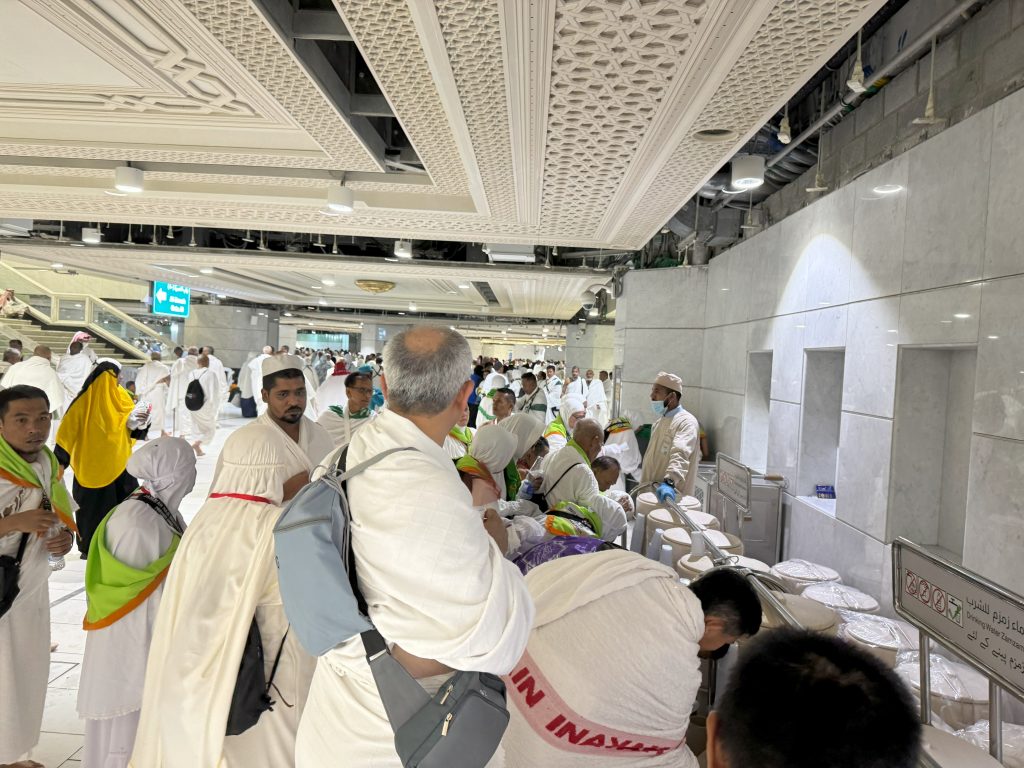 MİLYONLAR KABE'YE KAVUŞTU HAC İÇİN MEKKE'İ MÜKERREME'YE GELEN 3 MİLYONDAN FAZLA HACI ADAYININ BEYTULLAH'DAKİ İLK DUALARI, BOMBARDIMAN ALTINDAKİ FİLİSTİNLİ KARDEŞLERİ İÇİN OLDU