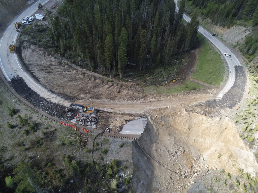 ABD'DE DAĞ GEÇİDİNDE YOL ÇÖKTÜ