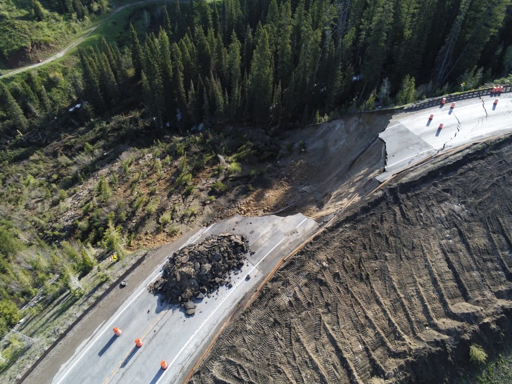 ABD'DE DAĞ GEÇİDİNDE YOL ÇÖKTÜ