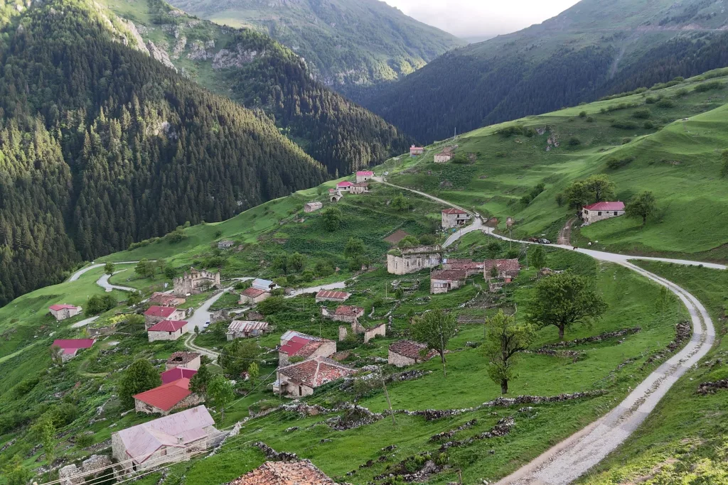 TARİH VE DOĞANIN BULUŞMA NOKTASI: SANTA HARABELERİ GÜMÜŞHANE'NİN SAKLI HAZİNESİ SANTA HARABELERİNDE BAHAR GÜZELLİĞİ
