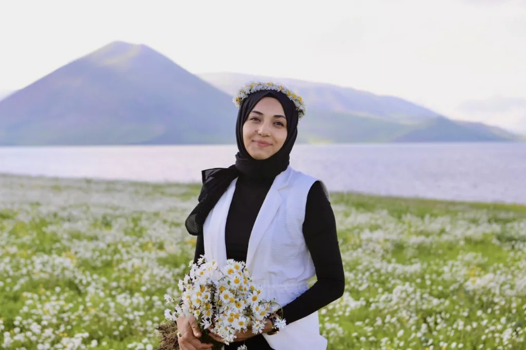 BEMBEYAZ PAPATYA TARLASI FOTOĞRAFÇILARIN GÖZDESİ