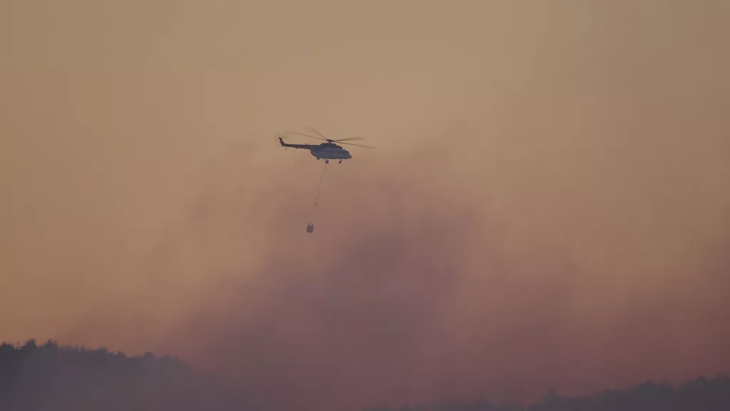 ÇANAKKALE'DE 14 SAATTİR KONTROL ALTINA ALINAMAYAN ORMAN YANGININA HAVADAN MÜDAHALE BAŞLADI