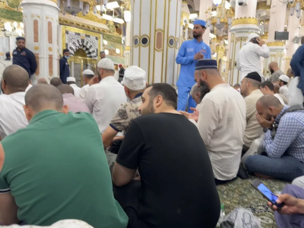 HACILAR 'CENNET BAHÇESİNE' KOŞTU MEKKE-İ MÜKERREME'DE HAC MENASİKLERİNİ YERİNE GETİREREK, HACI ÜNVANINA KAVUŞAN MİLYONLARCA MÜSLÜMAN MEDİNE-İ MÜNEVVERE'YE GEÇEREK, PEYGAMBER EFENDİMİZİ (SALLALLÂHU ALEYHİ VE SELLEM) ZİYARET EDİYOR MESCİDİ NEBEVİ'DE RANDEVU İLE GİRİLEBİLEN RAVZA-İ MUTAHHARA (CENNET BAHÇESİ) HER BİR HACI İÇİN 15 DAKİKA DUA ETME İMKANI SAĞLANIYOR